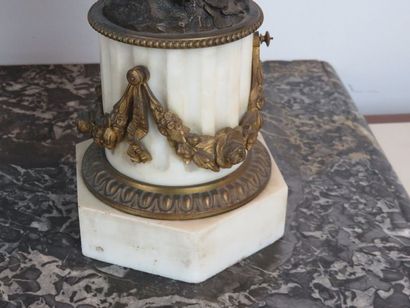 Pendule et paire de candélabres en bronze...