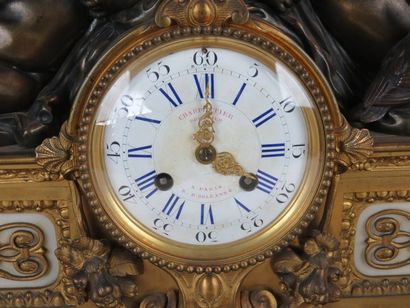 Pendule et paire de candélabres en bronze...