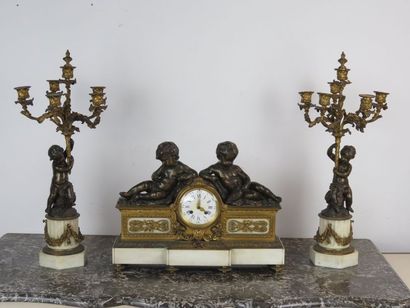 Pendule et paire de candélabres en bronze...