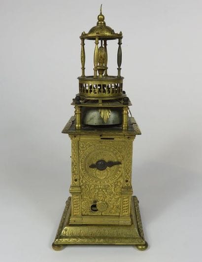Pendule de table en bronze ciselé et doré...