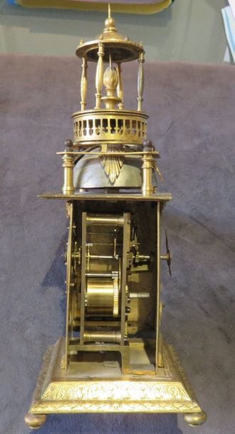 Pendule de table en bronze ciselé et doré...