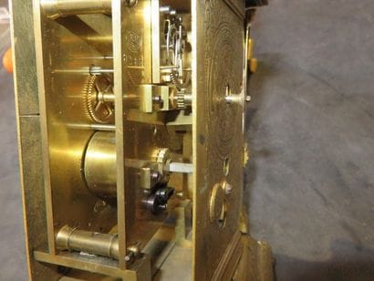 Pendule de table en bronze ciselé et doré...