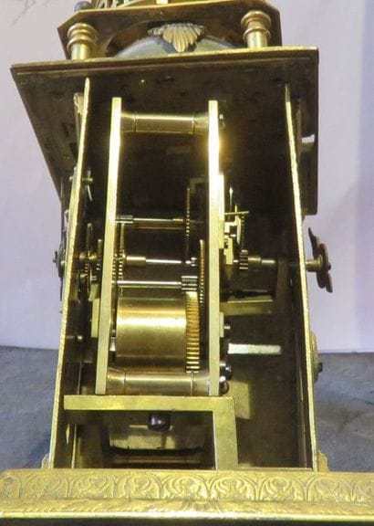 Pendule de table en bronze ciselé et doré...