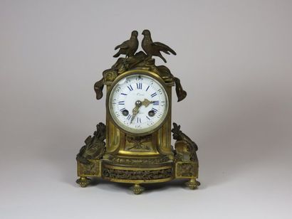 Petite pendule en bronze ciselé et doré....
