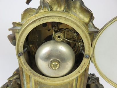 Petite pendule en bronze ciselé et doré....