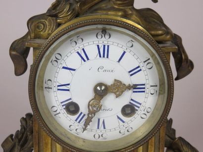 Petite pendule en bronze ciselé et doré....