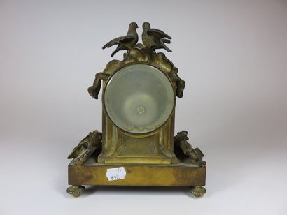 Petite pendule en bronze ciselé et doré....