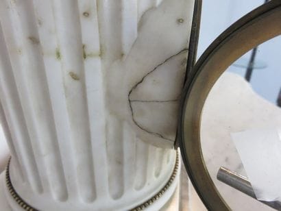 Pendule en marbre blanc. Le mouvement au...