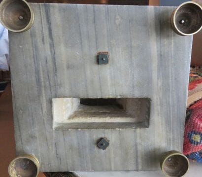 Pendule en marbre blanc. Le mouvement au...