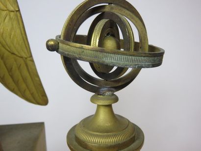 Pendule à l'astronomie en bronze ciselé et...