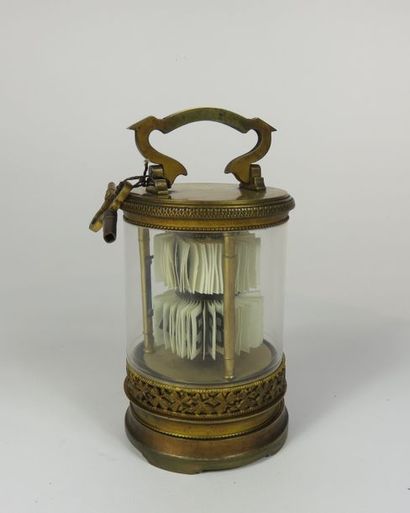 Pendule à volets en laiton mouluré à rangs...