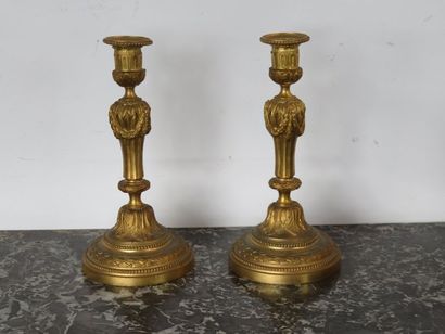 Paire de bougeoirs en bronze ciselé et doré,...