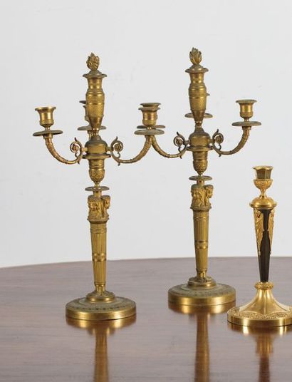 Paire de candélabres en bronze ciselé et...