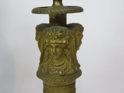 Paire de candélabres en bronze ciselé et...