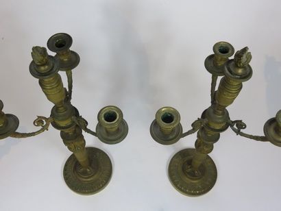 Paire de candélabres en bronze ciselé et...
