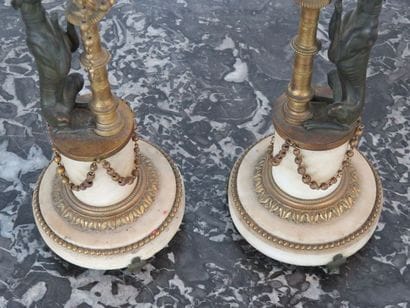 Paire de bougeoirs en bronze ciselé, doré...