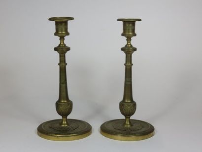 Paire de bougeoirs en bronze ciselé, le fût...