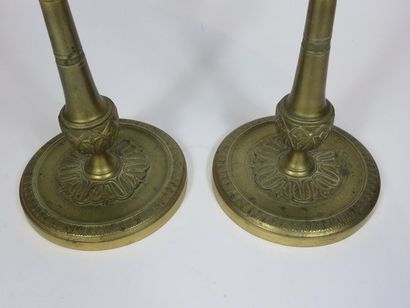 Paire de bougeoirs en bronze ciselé, le fût...