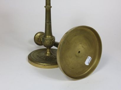 Paire de bougeoirs en bronze ciselé, le fût...