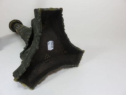 Paire de flambeaux en bronze patiné à l'antique...