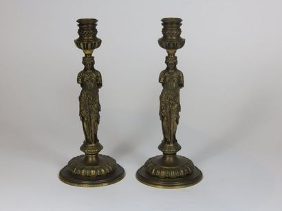 Paire de bougeoirs en bronze ciselé et doré,...