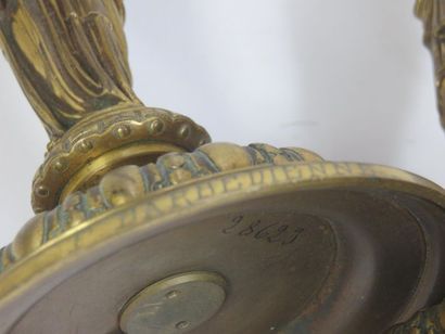 Paire de bougeoirs en bronze ciselé et doré,...