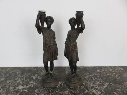 Deux bougeoirs en régule patiné et réhauts...