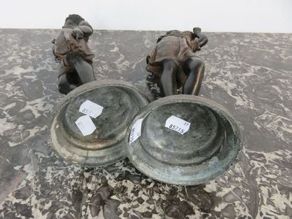Deux bougeoirs en régule patiné et réhauts...
