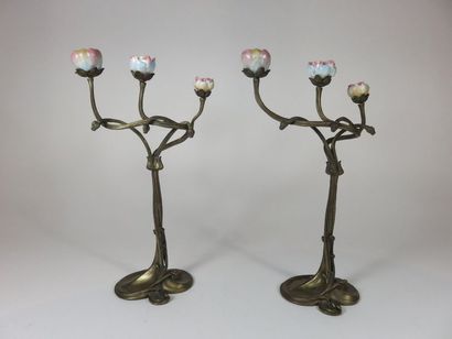 Paire de bougeoirs en bronze à motifs feuillagés...