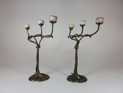 Paire de bougeoirs en bronze à motifs feuillagés...