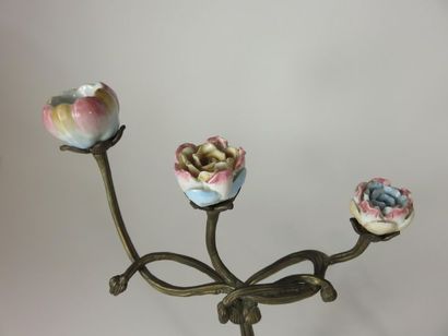 Paire de bougeoirs en bronze à motifs feuillagés...