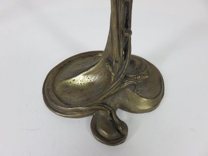 Paire de bougeoirs en bronze à motifs feuillagés...