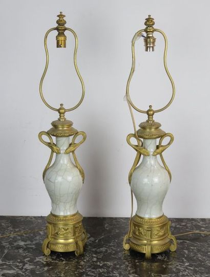 Paire de lampes balustre en céladon blanc...