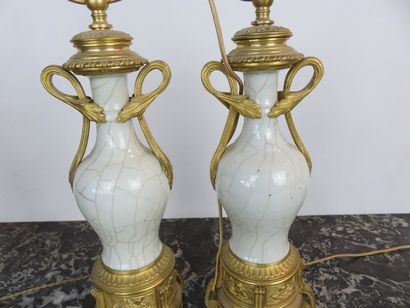 Paire de lampes balustre en céladon blanc...