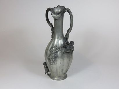 H. HUPPE Vase en étain à décor en relief...