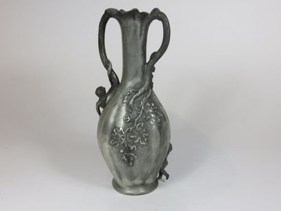 H. HUPPE Vase en étain à décor en relief...