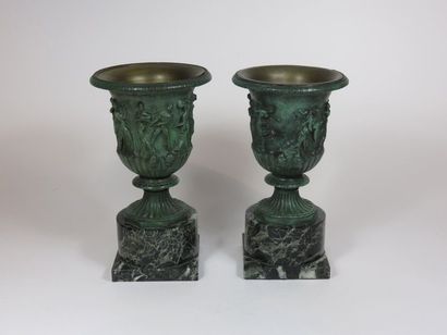 Paire de vases en bronze patiné à l'antique...