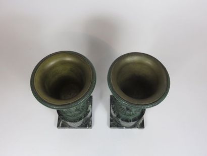 Paire de vases en bronze patiné à l'antique...