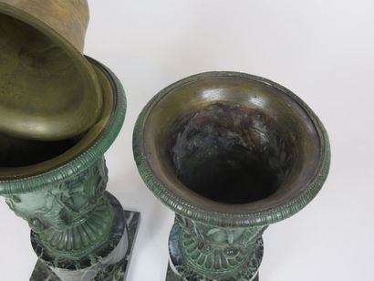 Paire de vases en bronze patiné à l'antique...