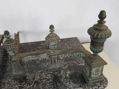 Paire de chenets en bronze à façade ornée...