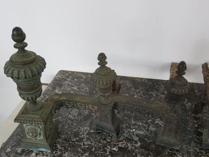 Paire de chenets en bronze à façade ornée...