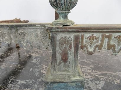 Paire de chenets en bronze à façade ornée...