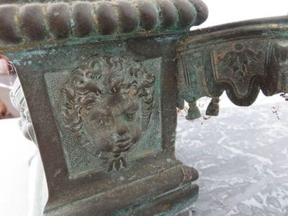 Paire de chenets en bronze à façade ornée...