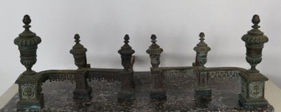 Paire de chenets en bronze à façade ornée...