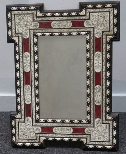 Miroir à encadrement à angles ressortis en...