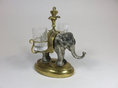 Eléphant en métal argenté portant sur son...