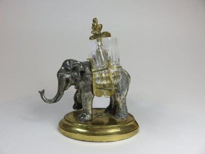 Eléphant en métal argenté portant sur son...