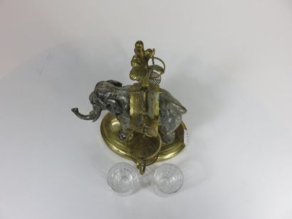 Eléphant en métal argenté portant sur son...