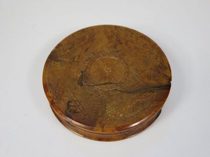 Tabatière en ronce de thuya à décor en léger...