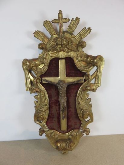 Christ en bois sculpté laqué dans un encadrement...